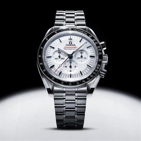 omega white speedmaster daniel craig.